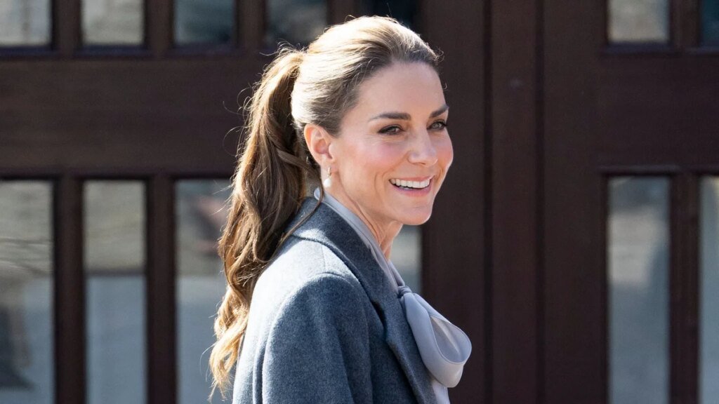 La fórmula gris y burdeos de Kate Middleton es la perfección del otoño