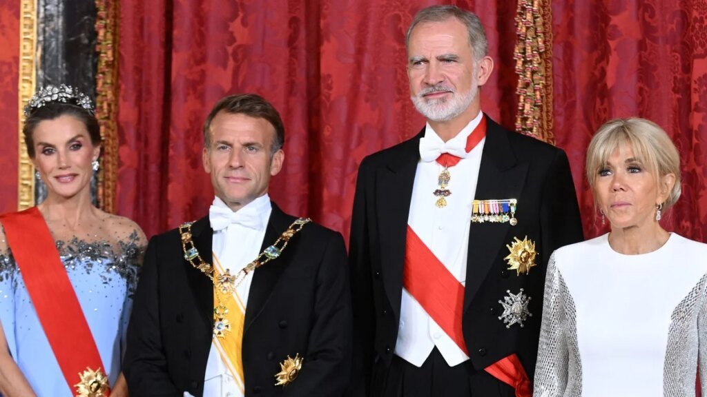 El look azul hielo de la reina Letizia para los Macron cautivó a la prensa europea