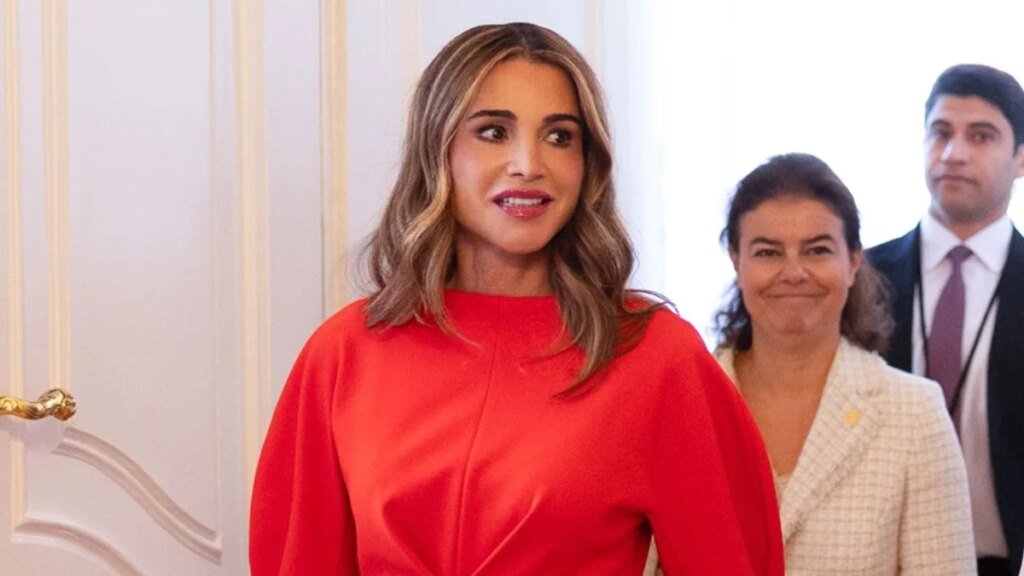 La reina Rania combina una blusa romántica con inesperados pantalones cortos masculinos para lograr un look elegante en Nueva York