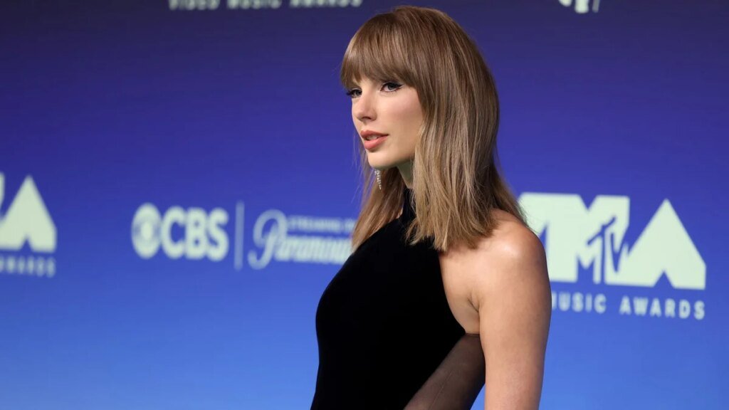 Taylor Swift revive su icónica era 1989 con un deslumbrante ‘look’ en los MTV VMAs 2026.