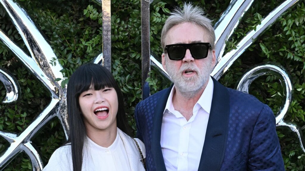 Nicolas Cage (62), irreconocible en una de sus escasas apariciones sobre la alfombra roja junto a su mujer, 30 años más joven