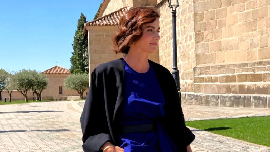 Rosario Domecq rompe con su discreción habitual y sorprende como invitada de boda con su look azul eléctrico, kimono negro y brazalete bizantino