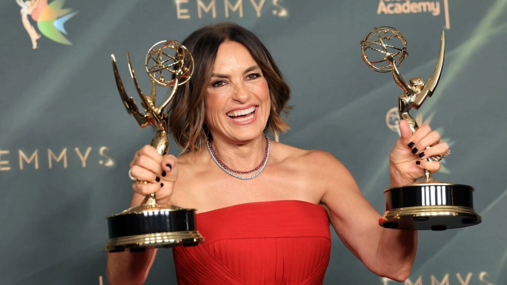 Cuándo, dónde y cómo ver los Emmy 2026; quién presenta, lidera las nominaciones, cobertura de la alfombra roja