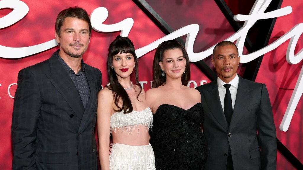 Dakota Johnson practica su español, mientras Anne Hathaway e Ismael Cruz Córdova posan para HOLA!