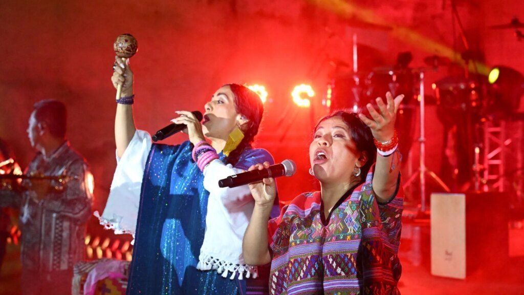 Las canciones que tocaron tus padres están teniendo un momento en los Latin Grammys