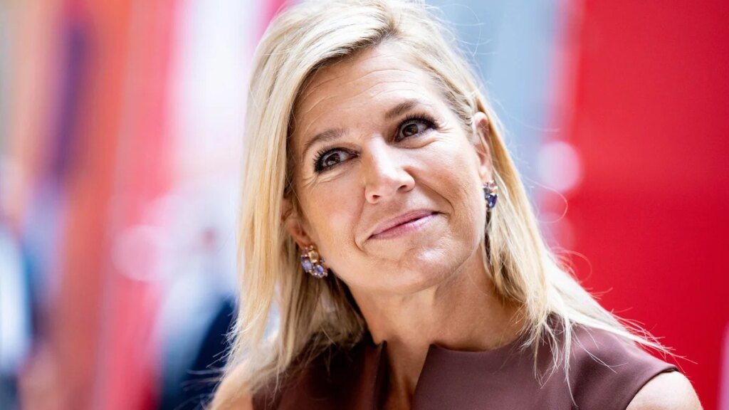 La reina Máxima sale vestida de marrón chocolate y rosa suave para una combinación inesperada de otoño en Ámsterdam