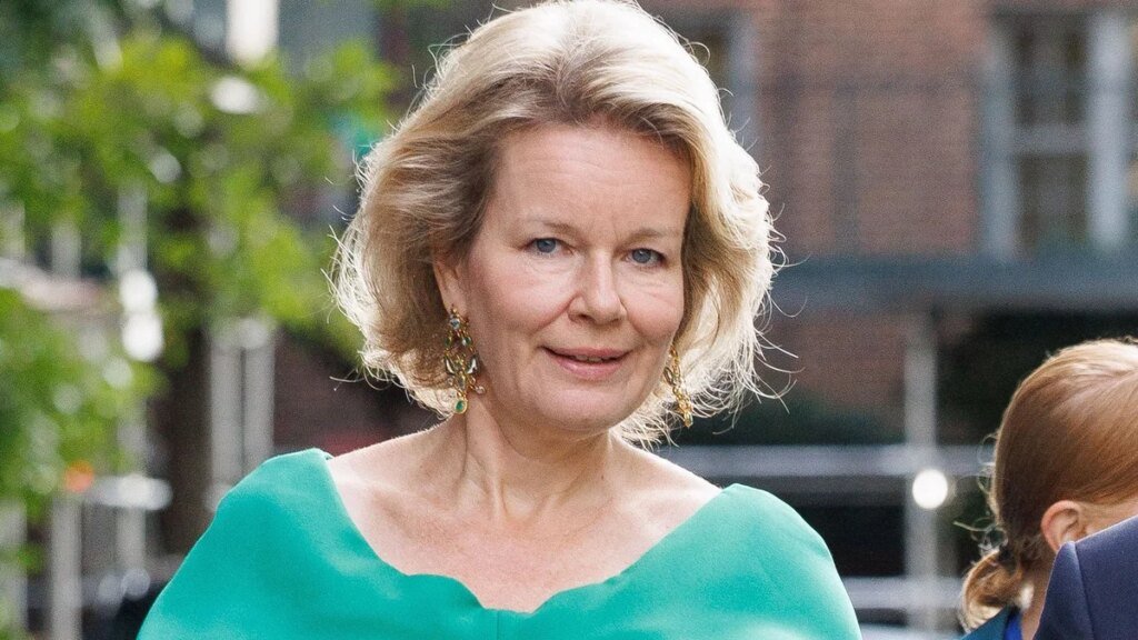 La reina Mathilde sale vestida de rosa de pies a cabeza para una reunión especial en palacio