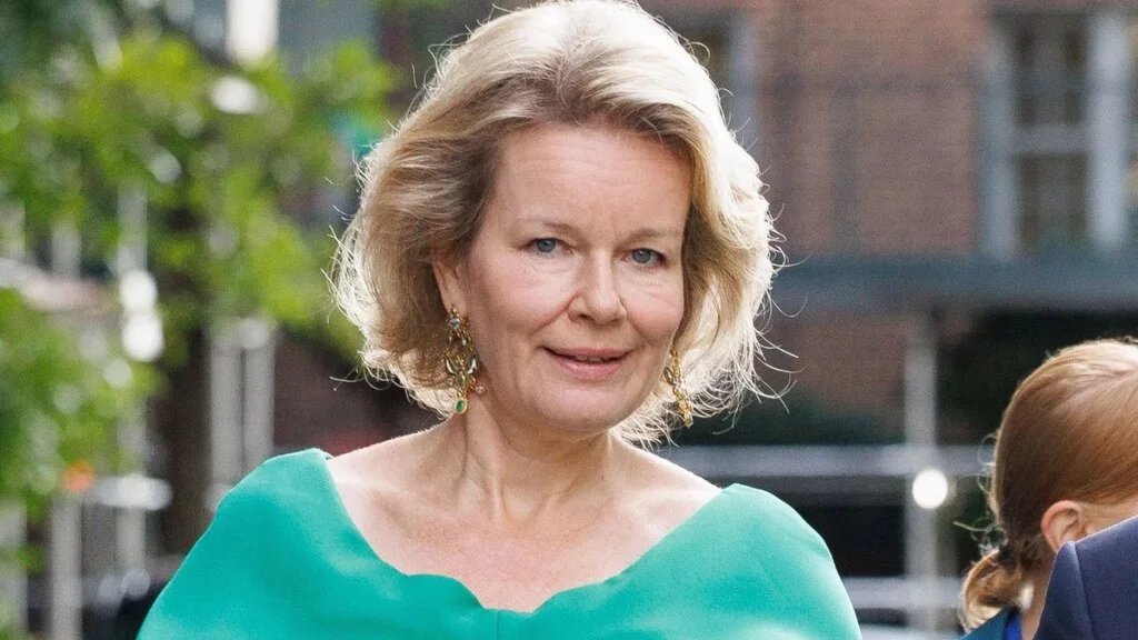 La reina Mathilde sale vestida de rosa de pies a cabeza para una reunión especial en palacio