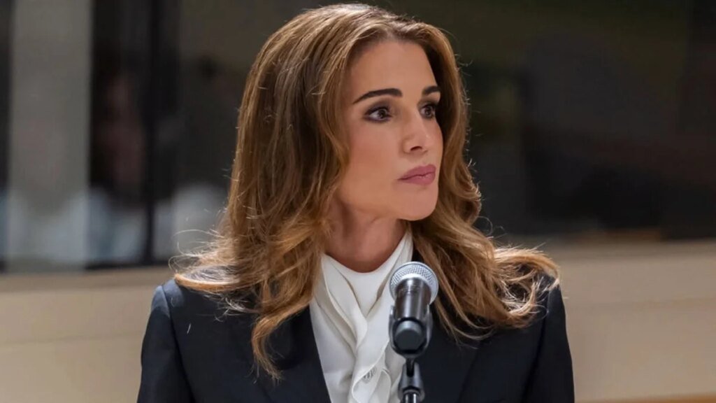 La reina Rania aparece con un elegante traje de poder con un detalle inesperadamente romántico en Nueva York