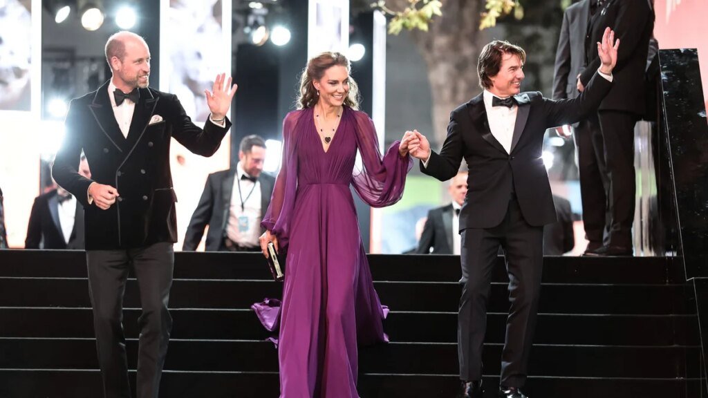 Kate Middleton casi tropieza después de un percance con el vestido durante el estreno de la película de Tom Cruise