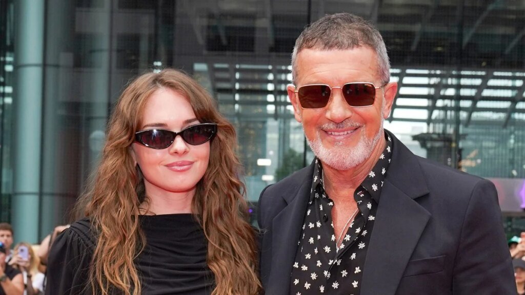 Antonio Banderas brilla con orgullo cuando su hija Stella se une a él en la alfombra roja.