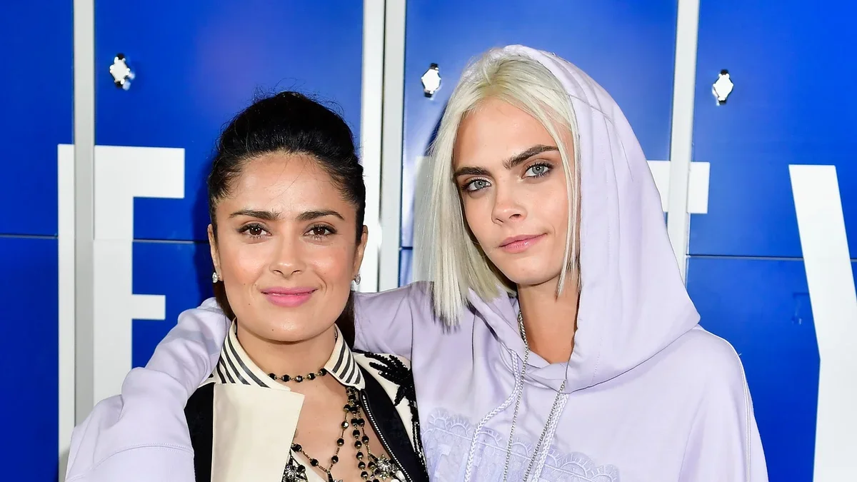 Salma Hayek se pone detrás de la cámara, con Cara Delevingne como estrella