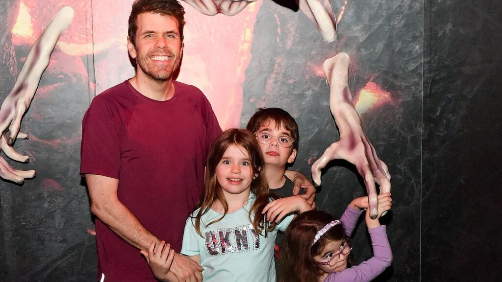 Perez Hilton vuelve a ver a sus hijos mientras la familia comparte una nueva actualización de recuperación
