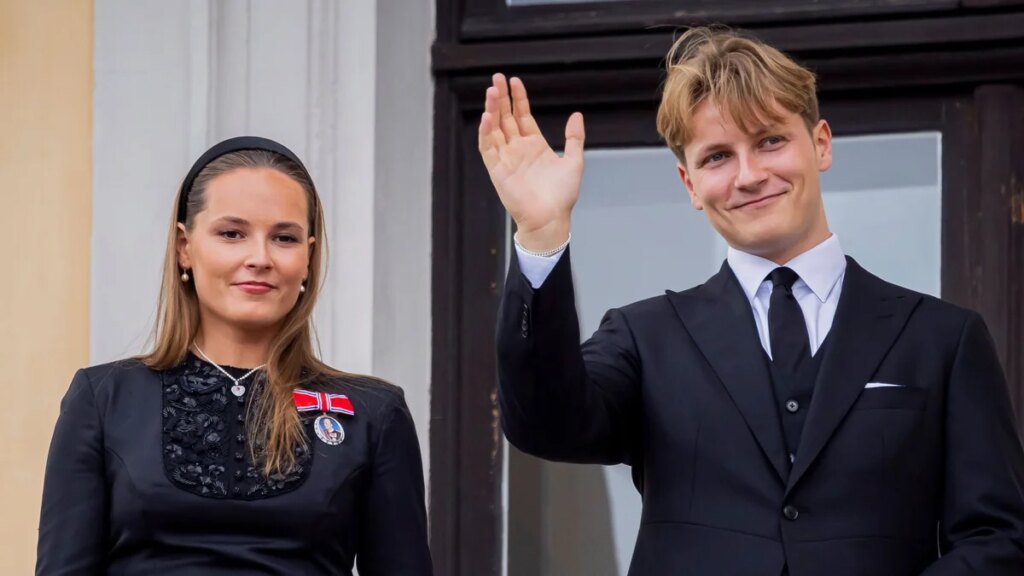 El Príncipe Sverre de Noruega comienza sus estudios universitarios en Lisboa días antes del funeral de la Princesa Astrid, y sus vecinos del dormitorio tienen pensamientos