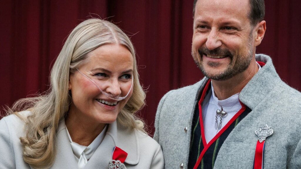 La sorpresa del Rey Haakon en el supermercado deleita a los compradores en la Noruega rural