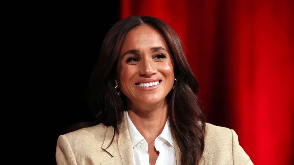 ¿Está Meghan Markle en ‘Los caballeros’? La estrella Theo James aborda los rumores en línea