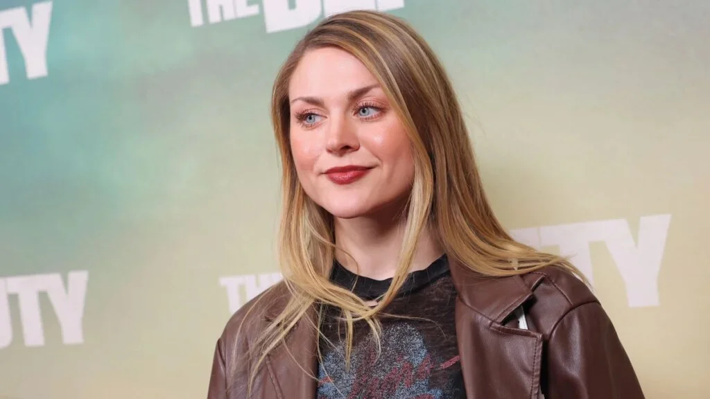La hija de Kurt Cobain, Frances Bean Cobain, regresa a la alfombra roja con un look grunge puro de los 90