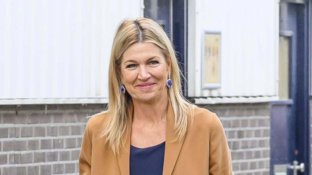 La reina Máxima revive un par de aretes con una seria historia real para una salida en solitario