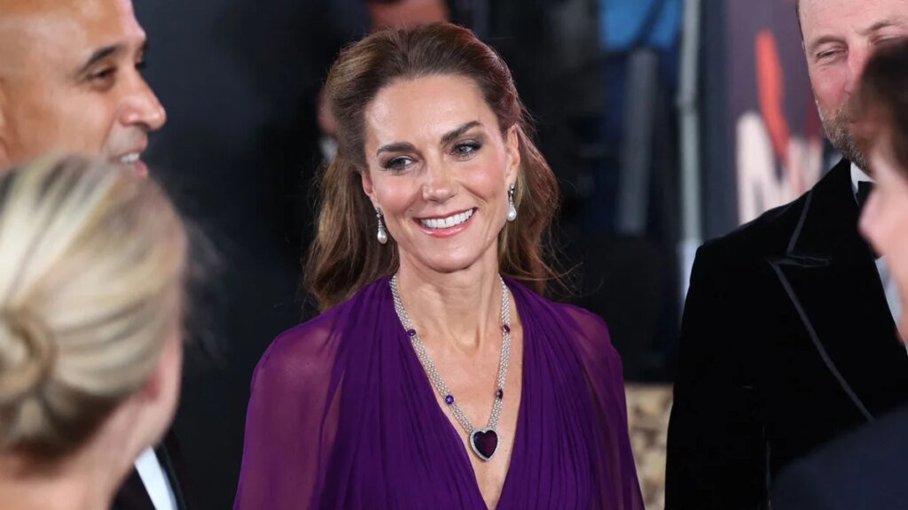 La princesa Kate sale con un vestido morado y una joya real de 103 años que rara vez se ve en público