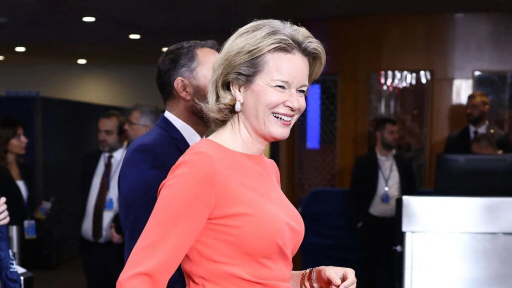 La reina Mathilde y la reina Máxima coordinan inesperadamente de rojo y rosa en Naciones Unidas