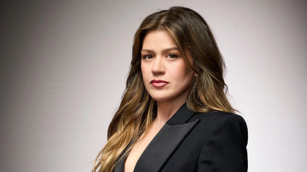 Kelly Clarkson estrena bob elegante; su corte de pelo más corto en años