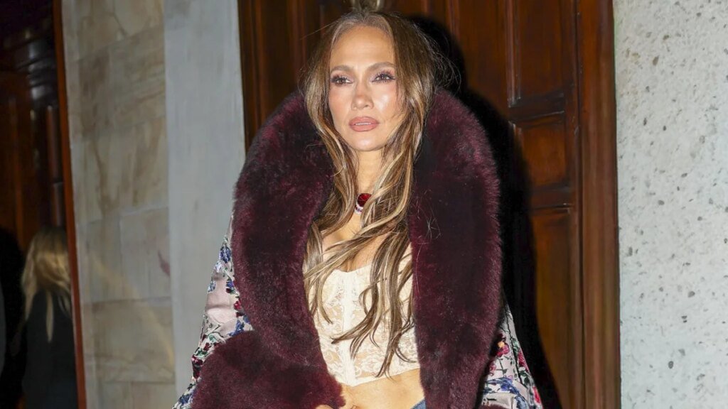 Jennifer López impacta con un ‘look’ boho ideal para llevar en otoño 2026