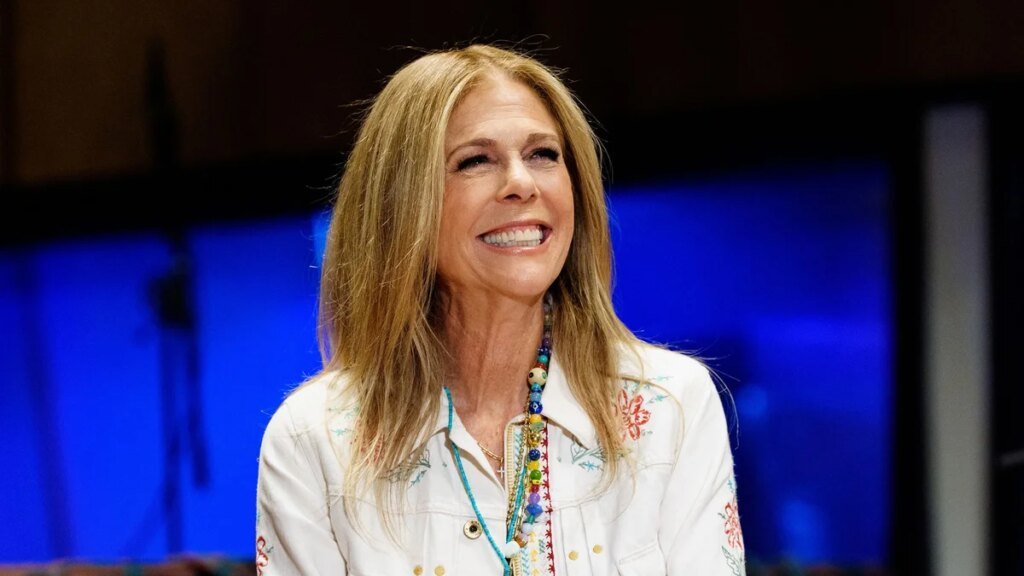 Rita Wilson es ‘extraña con la edad’ y le encanta: muestra un enorme tatuaje en la espalda