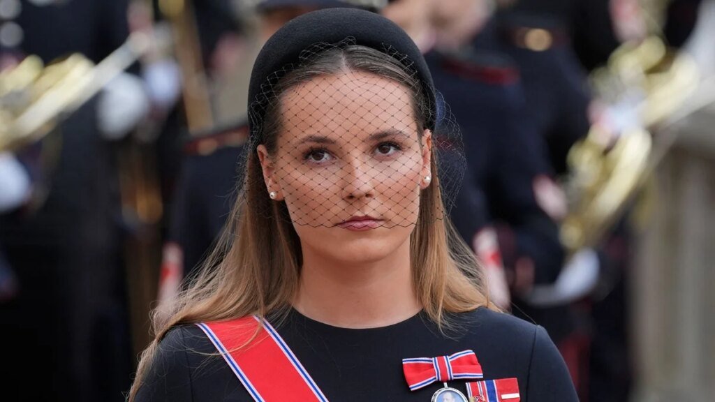 El rey Haakon e Ingrid Alexandra emergen como el nuevo equipo real de Noruega en una conmovedora aparición en el Palacio