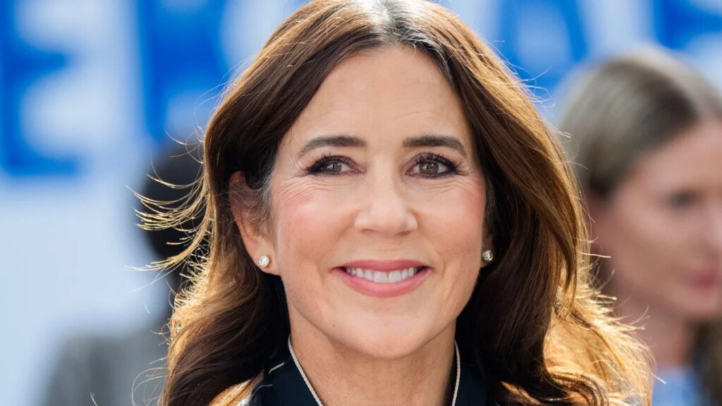 La reina María va en serio con un llamativo traje de poder para su última salida real