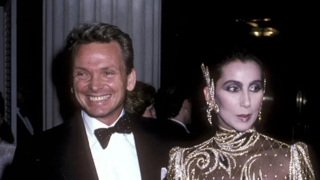 Bob Mackie, el diseñador de vestuario detrás de los looks más icónicos de Cher, muere a los 87 años