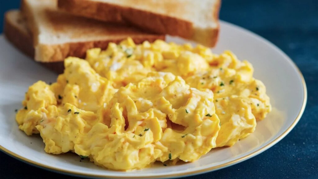 Suaves, jugosos y llenos de sabor: así se hacen los huevos revueltos perfectos