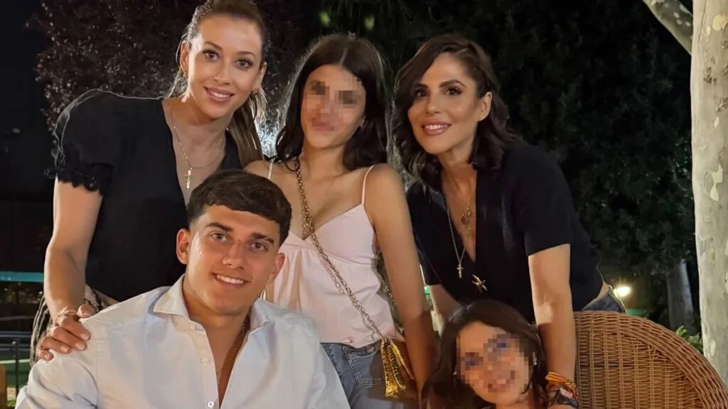 El emotivo reencuentro de la viuda de José Antonio Reyes con su exmujer y sus tres hijos en el día que el futbolista hubiera cumplido 43 años: “Felicidades al cielo”
