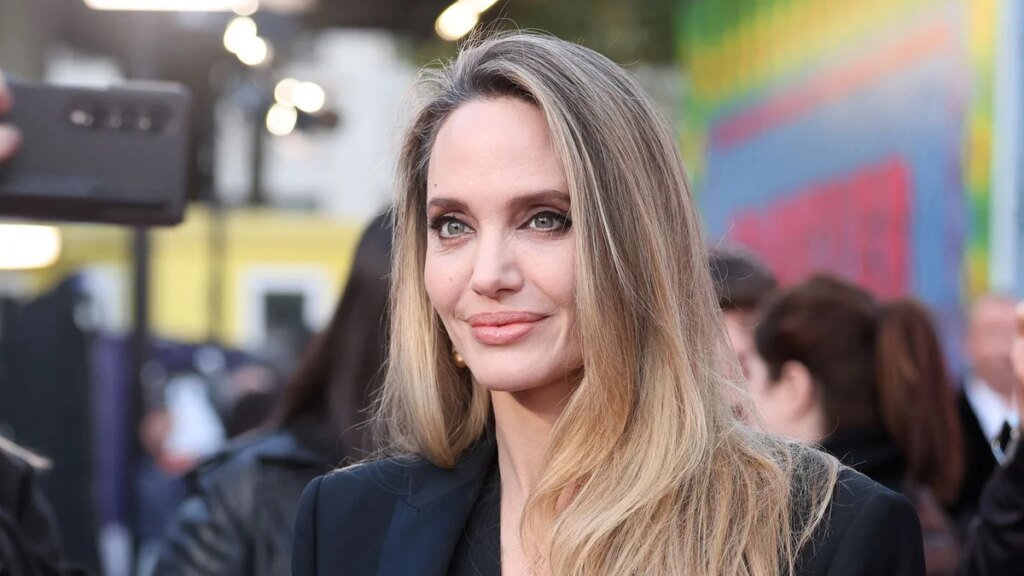 La supuesta escritura de Angelina Jolie se está volviendo viral por una razón sorprendente