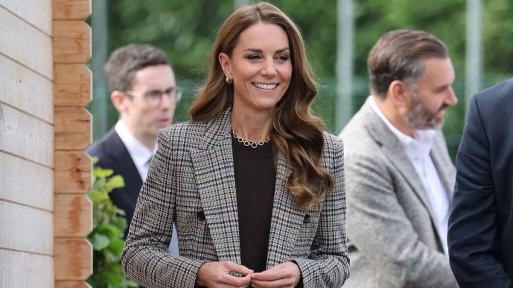 Kate Middleton hace un guiño al príncipe Guillermo con su blazer de cuadros y sustituye los mocasines españoles que agotó en tiempo récord