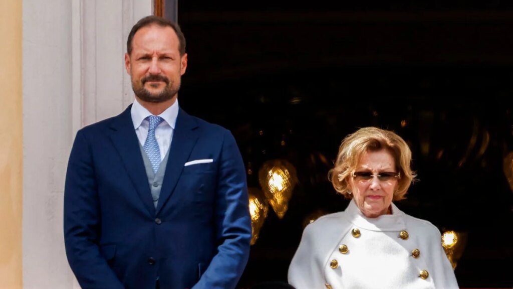 El rey Haakon sigue los pasos de su difunto padre durante una emotiva salida con la reina Sonja