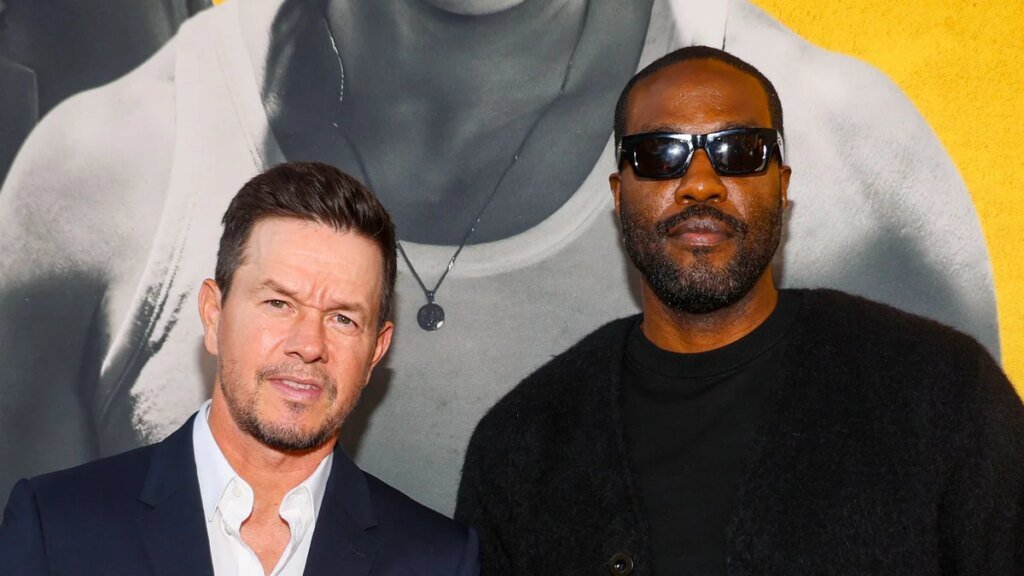 Mark Wahlberg revela por qué ora ‘todo el tiempo’ en el estreno de By Any Means en Los Ángeles