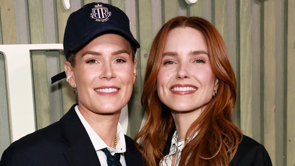 Sophia Bush revela que ella y Ashlyn Harris han estado casadas durante un año