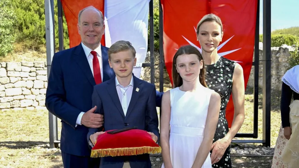 La princesa Charlene imita a la reina Letizia con un elegante vestido negro