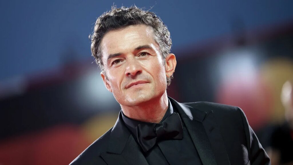 Orlando Bloom hace alarde de sus sólidos abdominales durante una escapada familiar