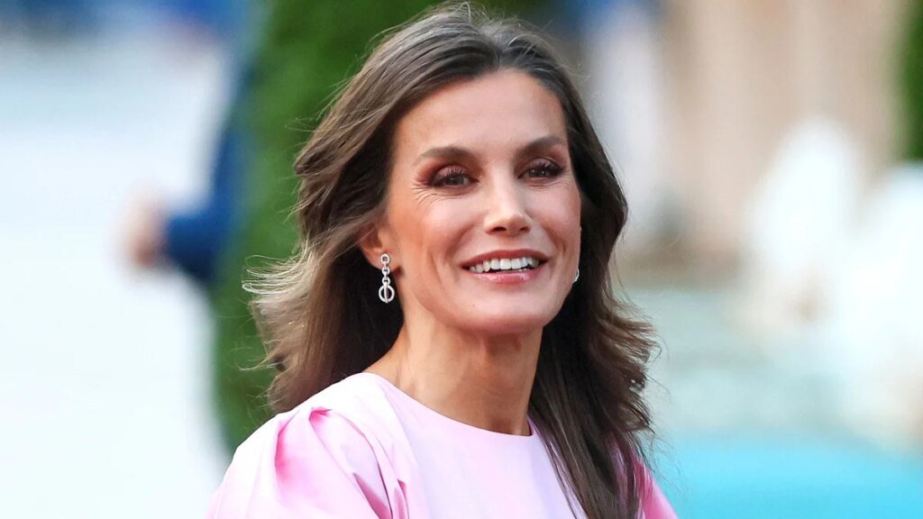 La reina Letizia, 22 años de evolución con su look en el concierto de los Princesa de Asturias: del corsé de plumas a su blusa fucsia, así ha cambiado su estilo