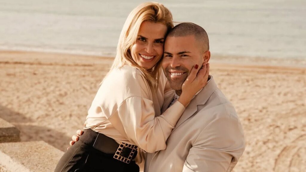 Así ha sido la boda de los televisivos Chari Lojo y Agustín Redondo en Cádiz: una historia de amor que nació en la cárcel