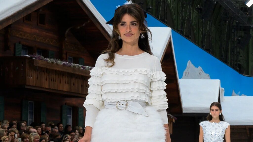 Penélope Cruz, Ella Bleu Travolta, Nicole Kidman y otras actrices que han sorprendido al desfilar como auténticas modelos: de Hollywood a la pasarela
