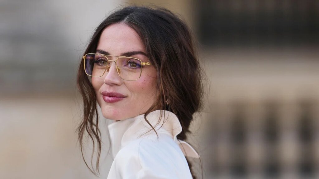 Ana de Armas nos enseña a llevar faldas midi con botas altas para el ‘look’ más elegante del otoño 2026