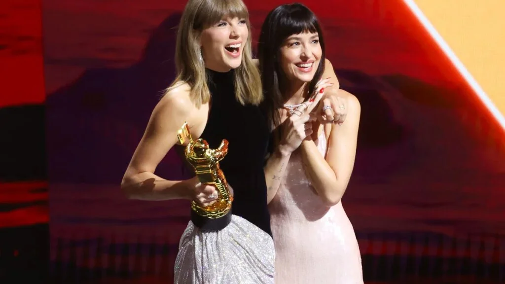 Taylor Swift interrumpe el monólogo de ‘SNL’ de Dakota Johnson mientras bromea sobre sus famosos ex