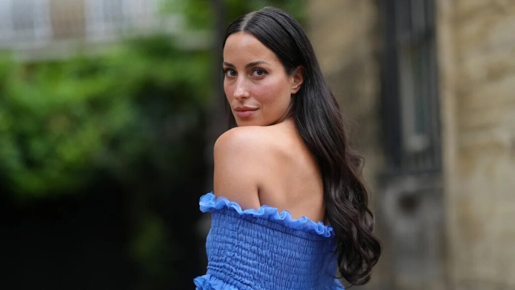 La novia de Brad Pitt, Inés de Ramón, combina un vestido transparente de ensueño con un básico de otoño inesperado