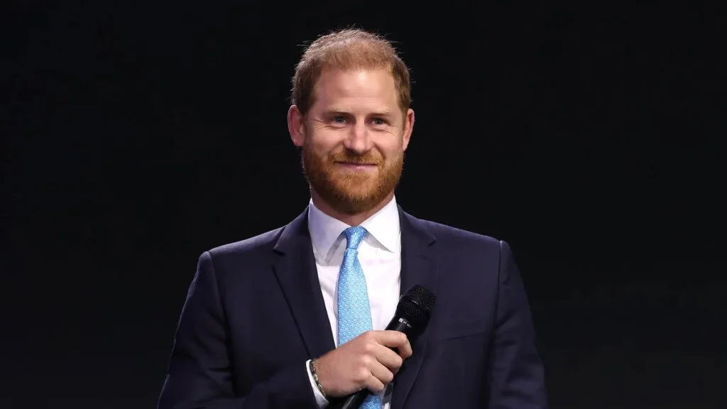 El príncipe Harry admite que la paternidad es más difícil de lo que esperaba mientras su familia se adapta a la vida en el Reino Unido