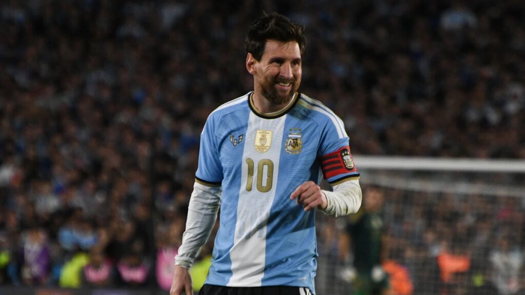 Messi le mete un último gol a Argentina en una emotiva despedida