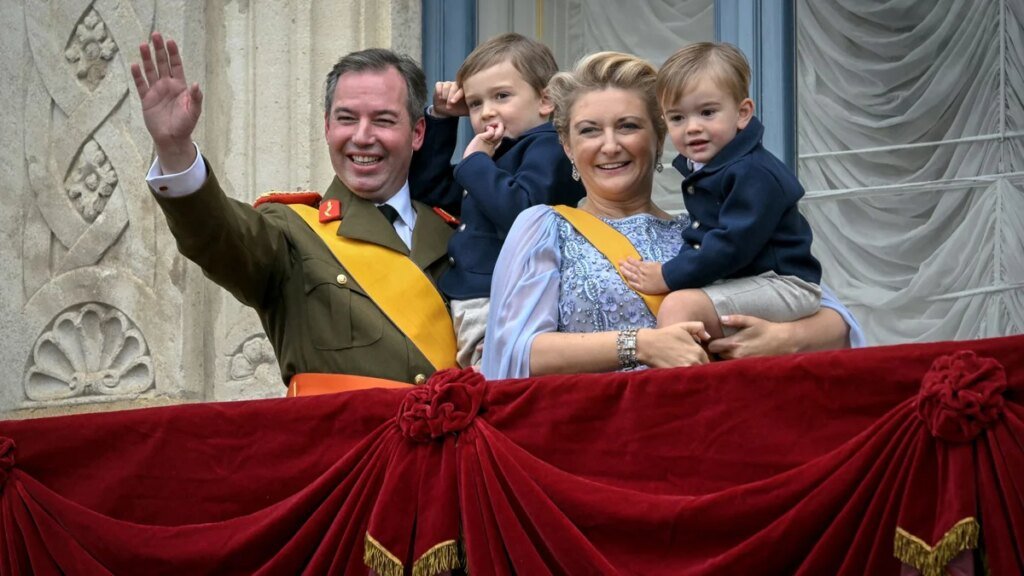 8 viajes de Estado, 3 cenas de gala y 1 funeral: el primer año de Guillermo y Stéphanie de Luxemburgo en el trono, en cifras