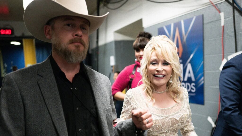 La guerra inmobiliaria de Dolly Parton continúa mientras su sobrino defiende mensajes de texto ‘amenazantes’