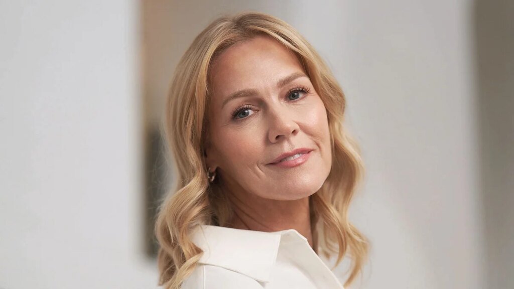 Hablamos con Jennie Garth, más allá del mito de Kelly Taylor en ‘Sensación de vivir’: “Si he podido superar tanto dolor, puedo superar cualquier cosa”